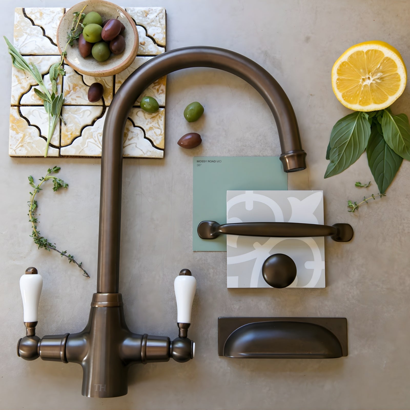 Range Turner Hastings Tutto 128mm Pull Handle English Bronze TU128CB-EB - The Blue Space