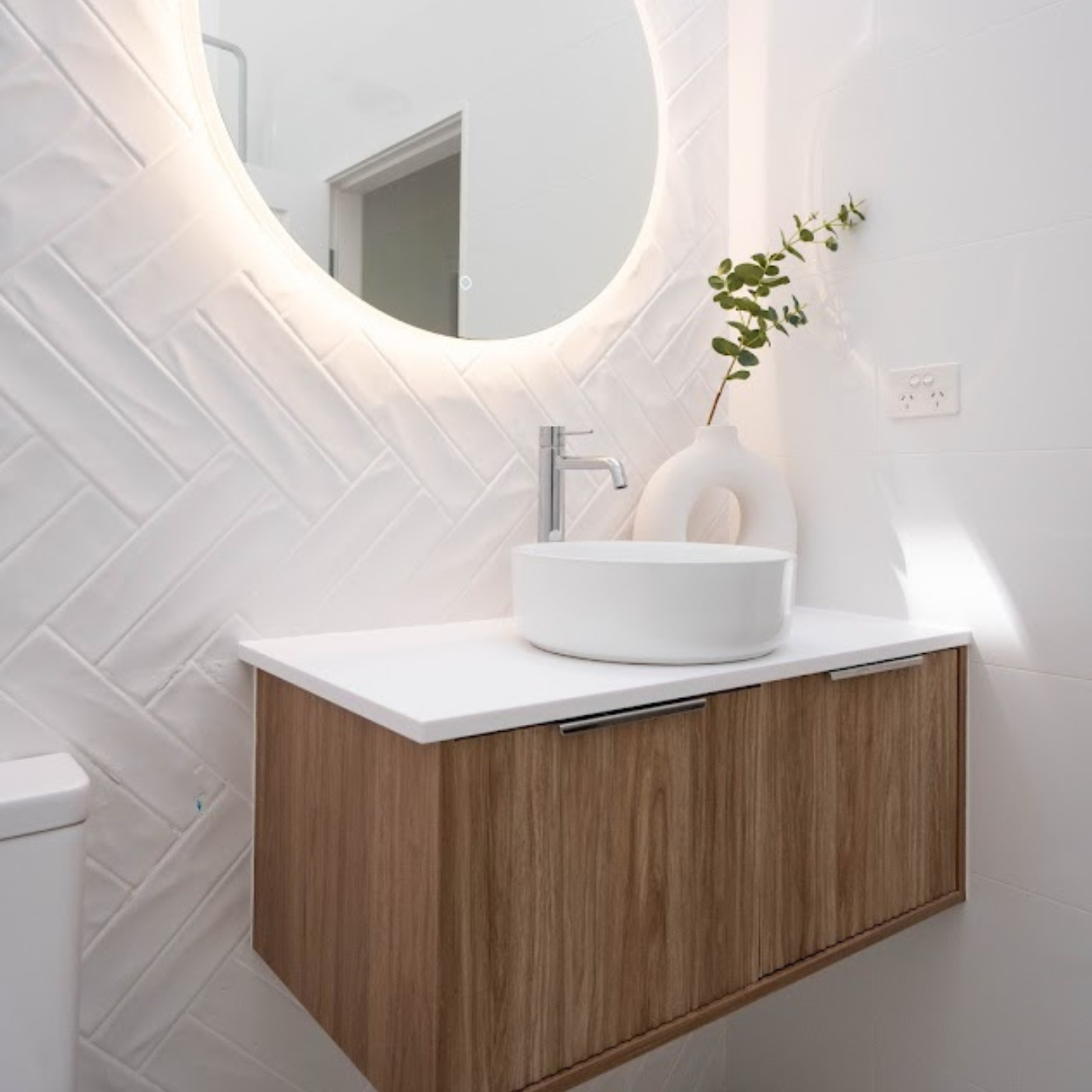 {"type":"root","children":[{"type":"paragraph","children":[{"type":"text","value":"Warmth and Practicality with the Marquis Wall Hung Vanity"}]}]}