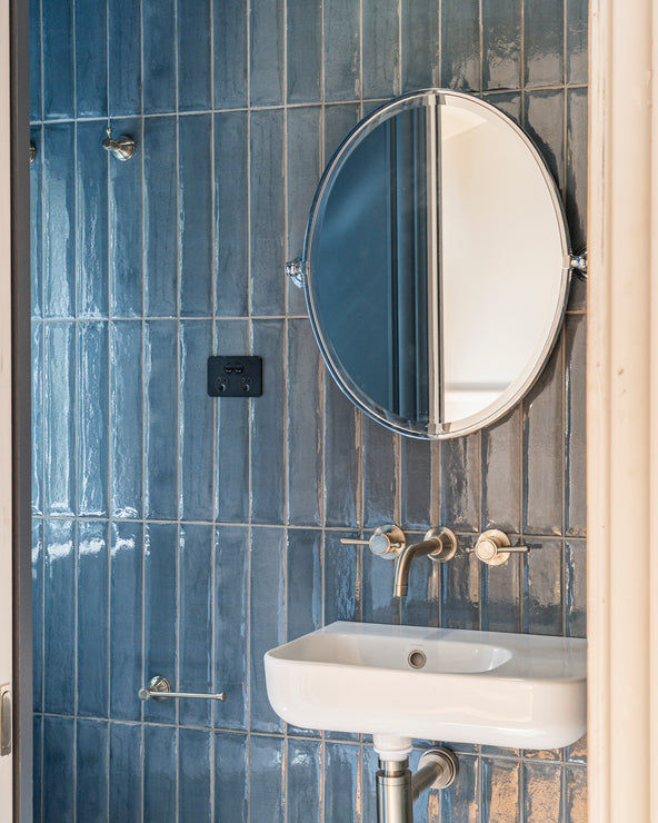{"type":"root","children":[{"type":"paragraph","children":[{"type":"text","value":"Colour With Confidence in the Bathroom"}]}]}