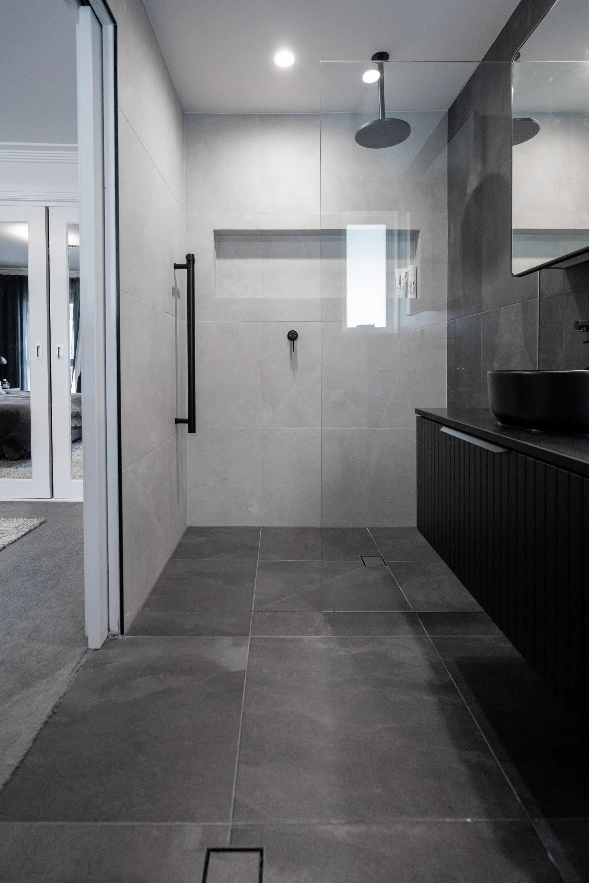 {"type":"root","children":[{"type":"paragraph","children":[{"type":"text","value":"Phoenix Vivid Slimline Range in Matte Black"}]}]}